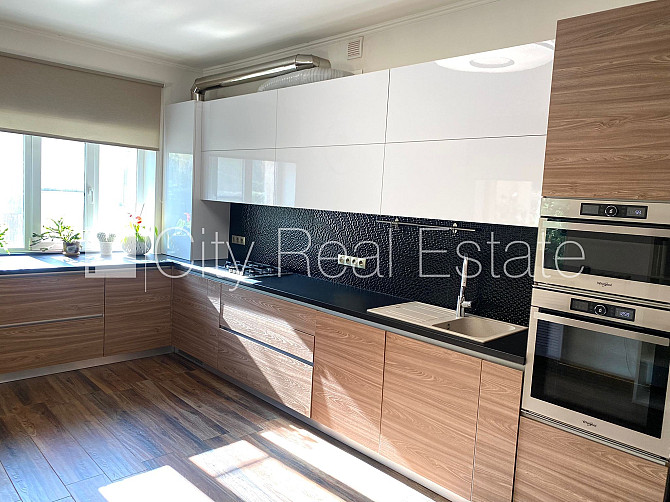 Частный дом, стены из керамзитных блоков, фасад с декоративной штукатуркой, на Рига - изображение 4