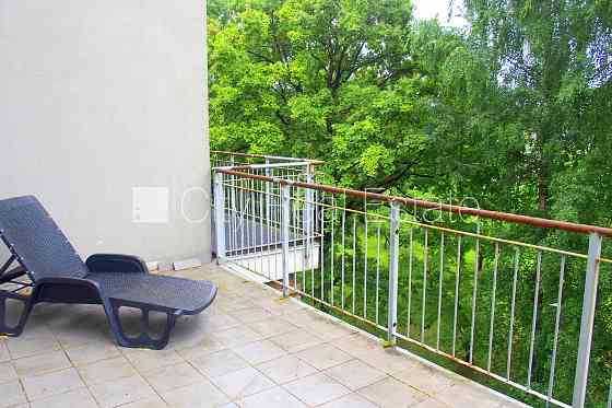 Дом во дворе, кирпичные стены, закрытый двор, место для машины, лестничная клетка Rīga