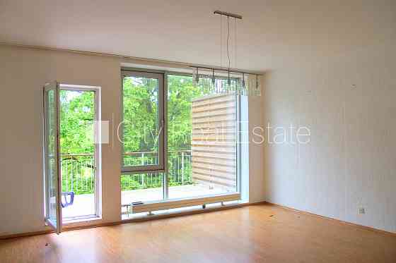 Дом во дворе, кирпичные стены, закрытый двор, место для машины, лестничная клетка Rīga