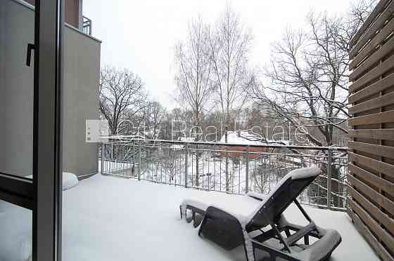 Дом во дворе, кирпичные стены, закрытый двор, место для машины, лестничная клетка Rīga