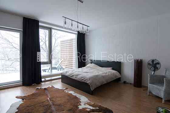 Дом во дворе, кирпичные стены, закрытый двор, место для машины, лестничная клетка Rīga