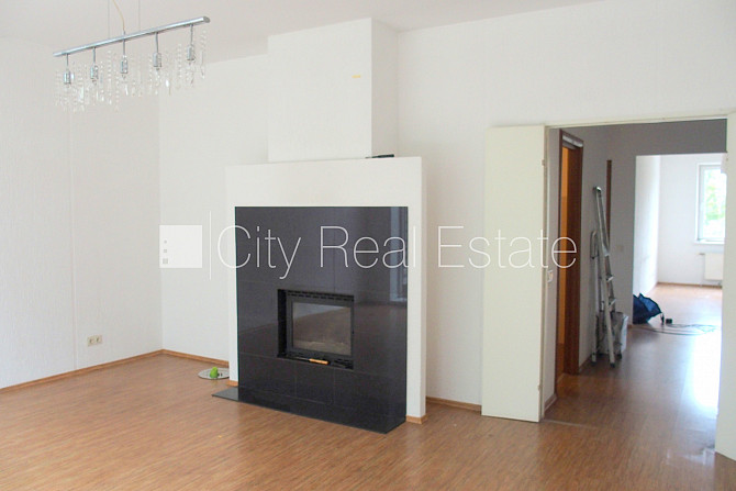 Pagalma māja, ķieģeļu mūra sienas, slēgts pagalms, vieta automašīnai, kāpņu telpa pēc Rīga - foto 8