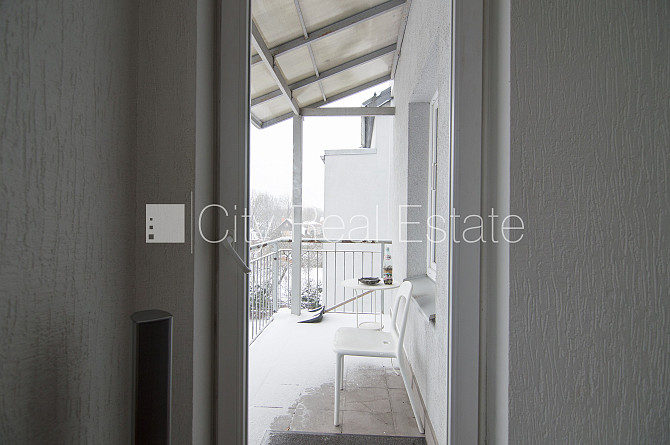 Pagalma māja, ķieģeļu mūra sienas, slēgts pagalms, vieta automašīnai, kāpņu telpa pēc Rīga - foto 12