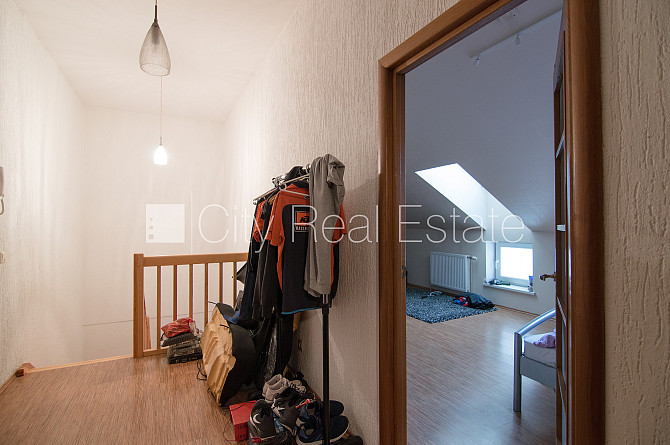 Pagalma māja, ķieģeļu mūra sienas, slēgts pagalms, vieta automašīnai, kāpņu telpa pēc Rīga - foto 15