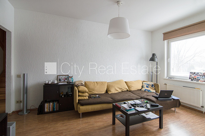 Pagalma māja, ķieģeļu mūra sienas, slēgts pagalms, vieta automašīnai, kāpņu telpa pēc Rīga - foto 9