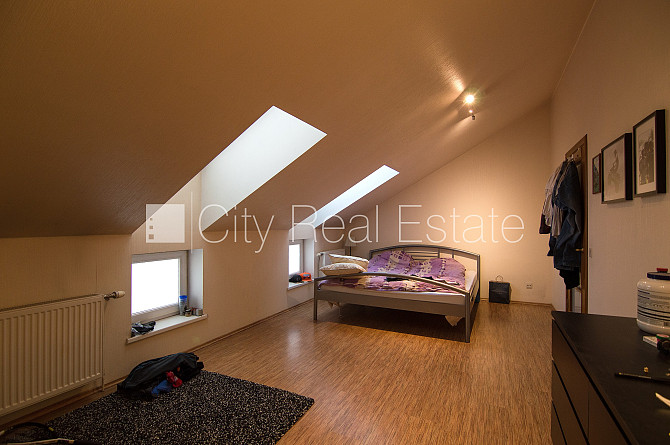 Pagalma māja, ķieģeļu mūra sienas, slēgts pagalms, vieta automašīnai, kāpņu telpa pēc Rīga - foto 16