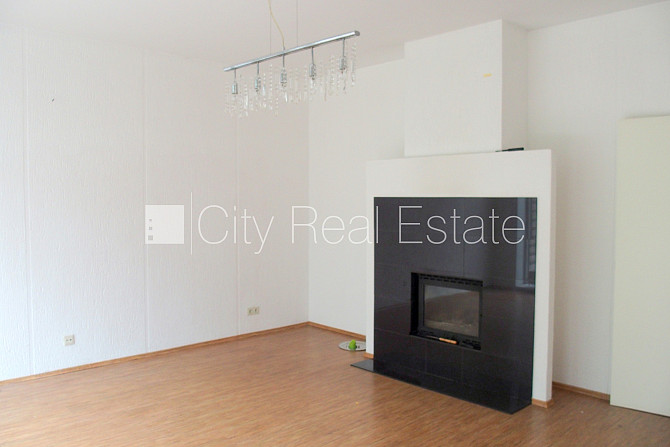 Pagalma māja, ķieģeļu mūra sienas, slēgts pagalms, vieta automašīnai, kāpņu telpa pēc Rīga - foto 7