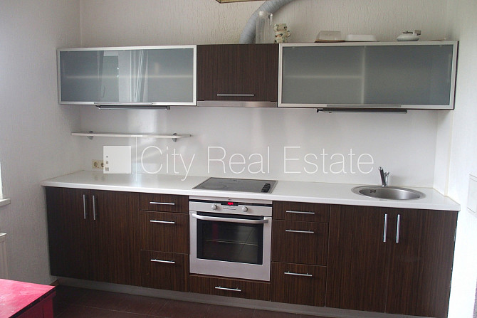 Pagalma māja, ķieģeļu mūra sienas, slēgts pagalms, vieta automašīnai, kāpņu telpa pēc Rīga - foto 19