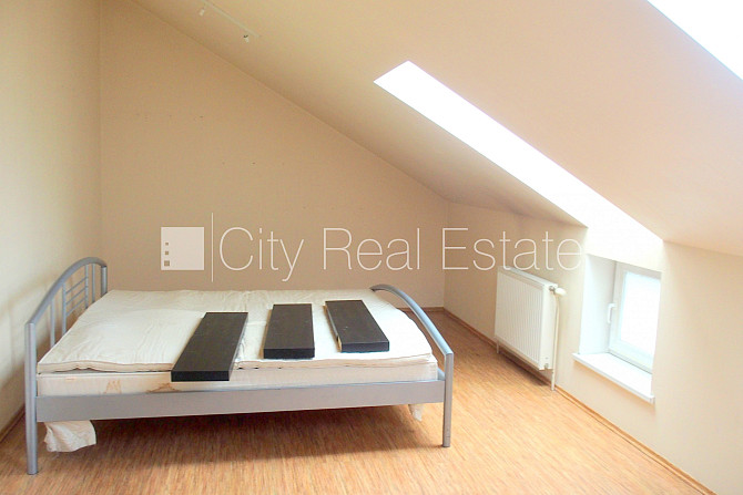 Pagalma māja, ķieģeļu mūra sienas, slēgts pagalms, vieta automašīnai, kāpņu telpa pēc Rīga - foto 17