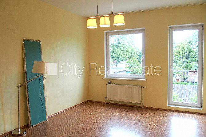 Pagalma māja, ķieģeļu mūra sienas, slēgts pagalms, vieta automašīnai, kāpņu telpa pēc Rīga - foto 13