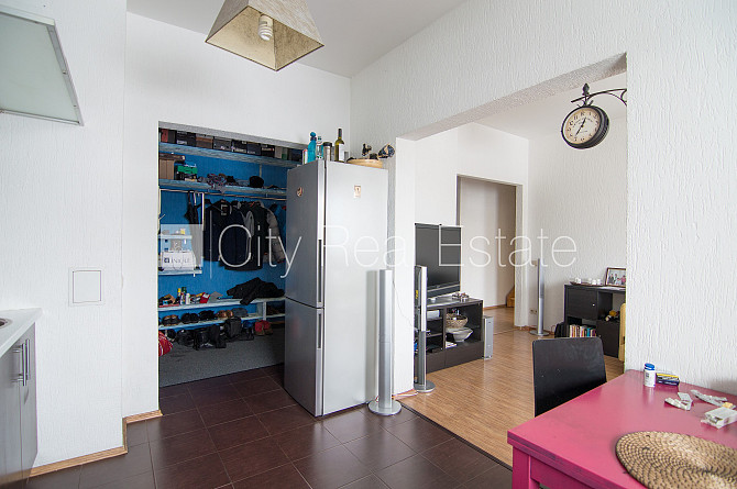 Pagalma māja, ķieģeļu mūra sienas, slēgts pagalms, vieta automašīnai, kāpņu telpa pēc Rīga - foto 20