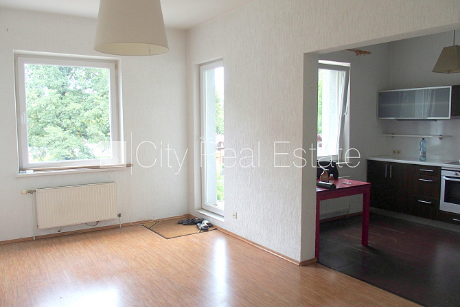 Pagalma māja, ķieģeļu mūra sienas, slēgts pagalms, vieta automašīnai, kāpņu telpa pēc Rīga - foto 10