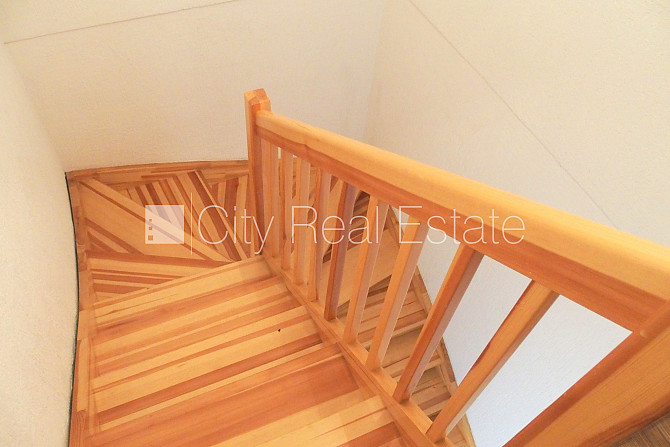 Pagalma māja, ķieģeļu mūra sienas, slēgts pagalms, vieta automašīnai, kāpņu telpa pēc Rīga - foto 14