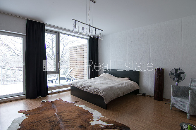 Pagalma māja, ķieģeļu mūra sienas, slēgts pagalms, vieta automašīnai, kāpņu telpa pēc Rīga - foto 3