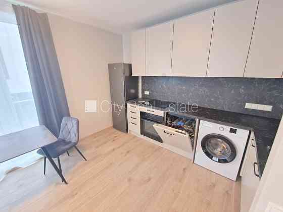 Фасадный дом, реновированный дом, закрытый двор, территория обнесена забором, Рига