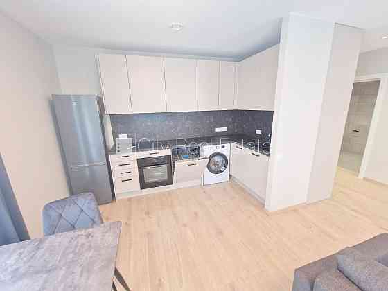 Фасадный дом, реновированный дом, закрытый двор, территория обнесена забором, Рига