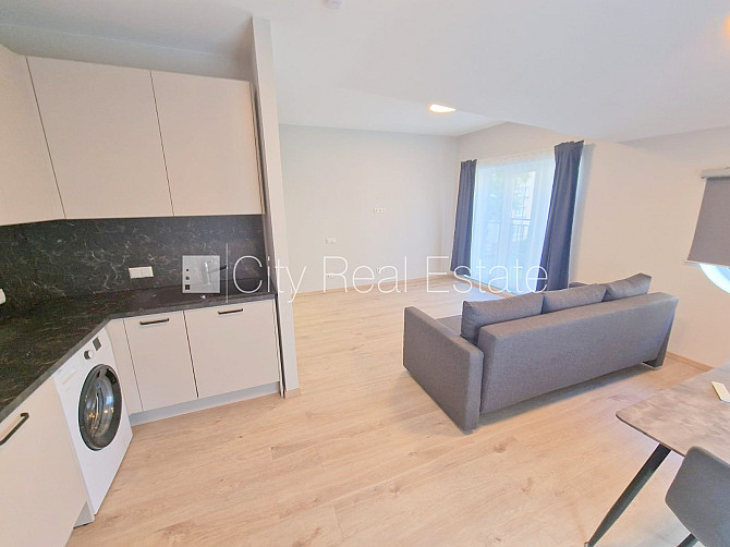 Фасадный дом, реновированный дом, закрытый двор, территория обнесена забором, Рига - изображение 7