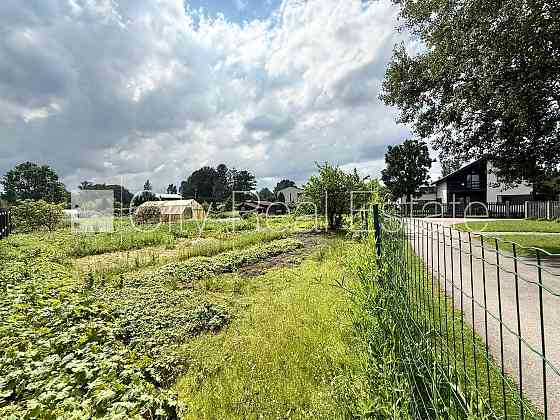 Благоустроенная озеленённая территория, территория обнесена железным забором, Рижский район