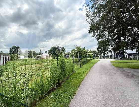 Благоустроенная озеленённая территория, территория обнесена железным забором, Рижский район