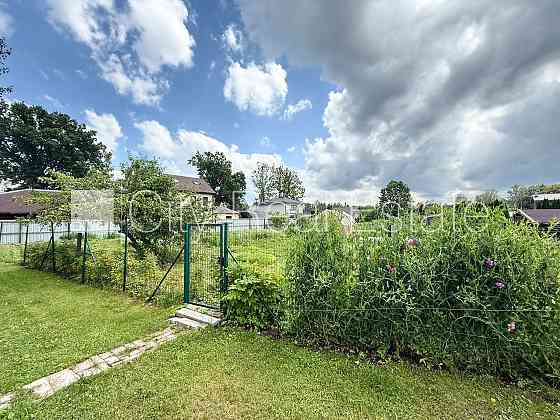 Благоустроенная озеленённая территория, территория обнесена железным забором, Рижский район