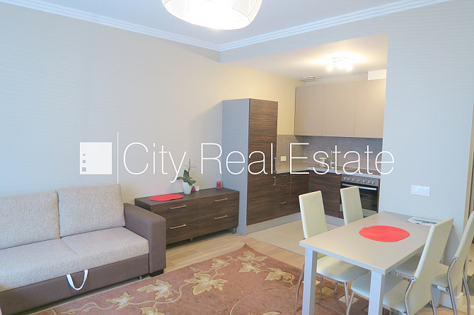 Новостройка, фасадный дом, благоустроенный озеленённый двор, закрытый двор, Рига - изображение 1