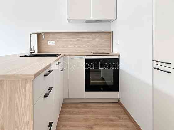 Фасадный дом, реновированный дом, вход с улицы, лестничная клетка после Rīga