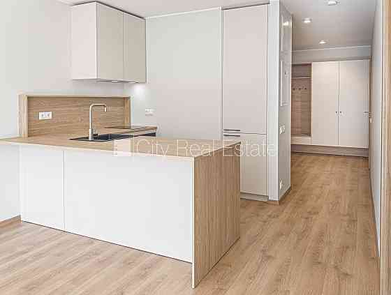 Фасадный дом, реновированный дом, вход с улицы, лестничная клетка после Rīga