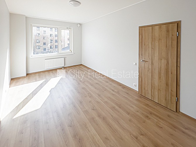 Фасадный дом, реновированный дом, вход с улицы, лестничная клетка после Рига - изображение 8