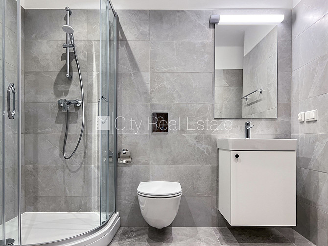 Фасадный дом, реновированный дом, вход с улицы, лестничная клетка после Рига - изображение 14