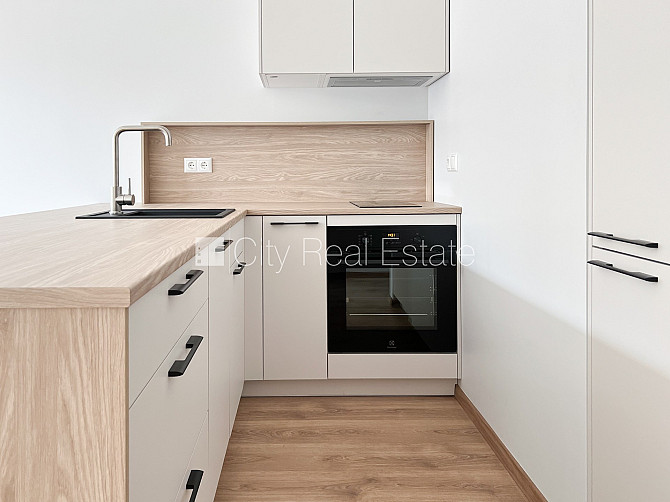 Фасадный дом, реновированный дом, вход с улицы, лестничная клетка после Рига - изображение 2