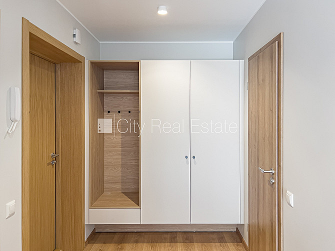 Фасадный дом, реновированный дом, вход с улицы, лестничная клетка после Рига - изображение 7