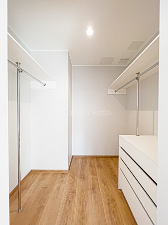 Фасадный дом, реновированный дом, вход с улицы, лестничная клетка после Рига - изображение 11