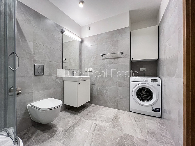 Фасадный дом, реновированный дом, вход с улицы, лестничная клетка после Рига - изображение 15