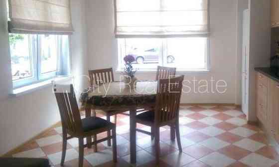 Реновированный дом, благоустроенная озеленённая территория, территория Юрмала