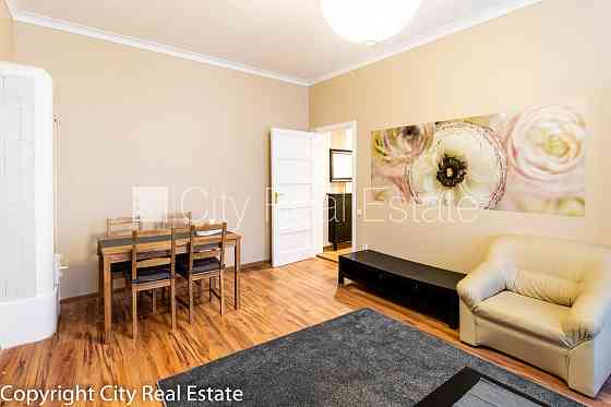 Дом во дворе, закрытый двор, вход со двора, окна выходят во двор, количество спален Рига