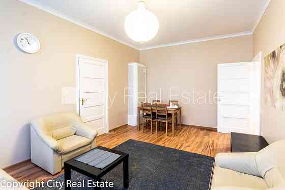 Дом во дворе, закрытый двор, вход со двора, окна выходят во двор, количество спален Рига