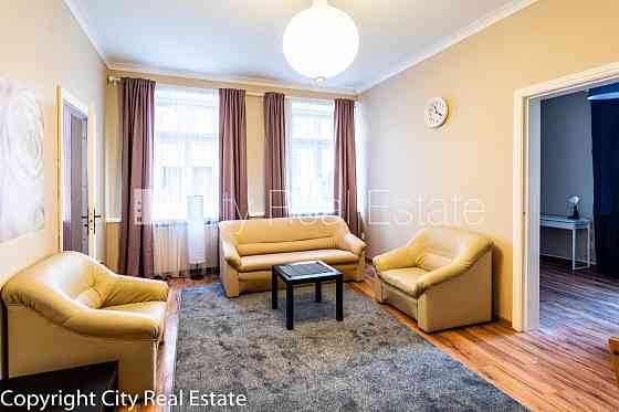 Дом во дворе, закрытый двор, вход со двора, окна выходят во двор, количество спален Рига