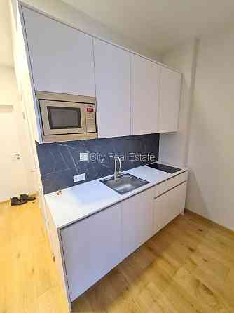 Здание во дворе, реновированный дом, закрытый двор, вход с улицы и со двора, лифт, Рига