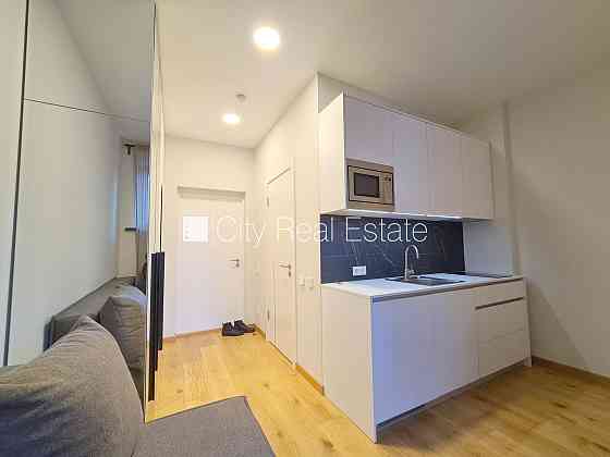 Здание во дворе, реновированный дом, закрытый двор, вход с улицы и со двора, лифт, Рига