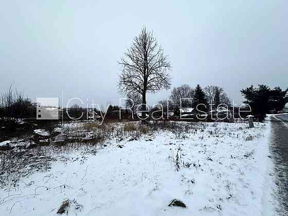 Территория обнесена забором, разрешено строить двухэтажное здание, разрешено Рига