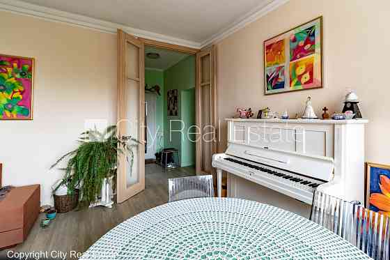 Фасадный дом, реновированный дом, лифт, лестничная клетка после капитального Рига