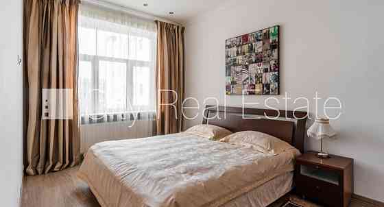 Реставрированный дом, лестничная клетка после косметического ремонта, окна Rīga