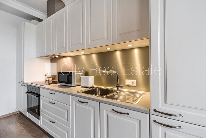 Restaurēta māja, kāpņu telpa pēc kosmētiskā remonta, logi vērsti uz pagalma pusi, Rīga - foto 3