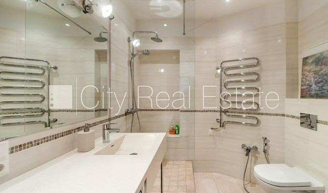 Restaurēta māja, kāpņu telpa pēc kosmētiskā remonta, logi vērsti uz pagalma pusi, Rīga - foto 9