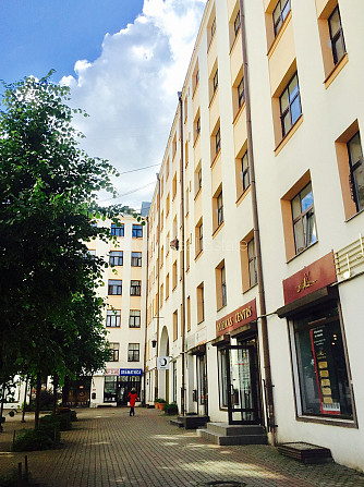 Restaurēta māja, kāpņu telpa pēc kosmētiskā remonta, logi vērsti uz pagalma pusi, Rīga - foto 13