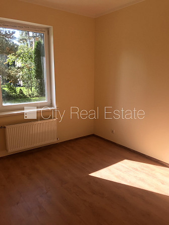 Таунхаус, благоустроенный озеленённый двор, закрытый двор, территория обнесена Юрмала - изображение 9