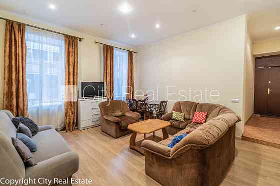 Фасадный дом, вход с улицы, окна выходят в обе стороны дома, количество спален 4 Рига