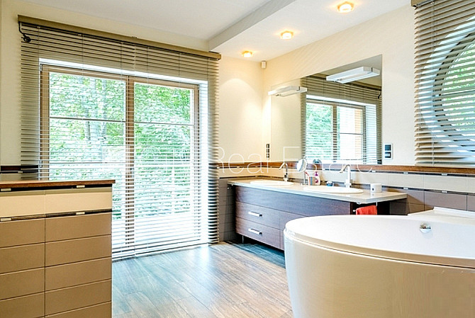 Частный дом, благоустроенная озеленённая территория 1527 м2, въездные ворота Юрмала - изображение 9