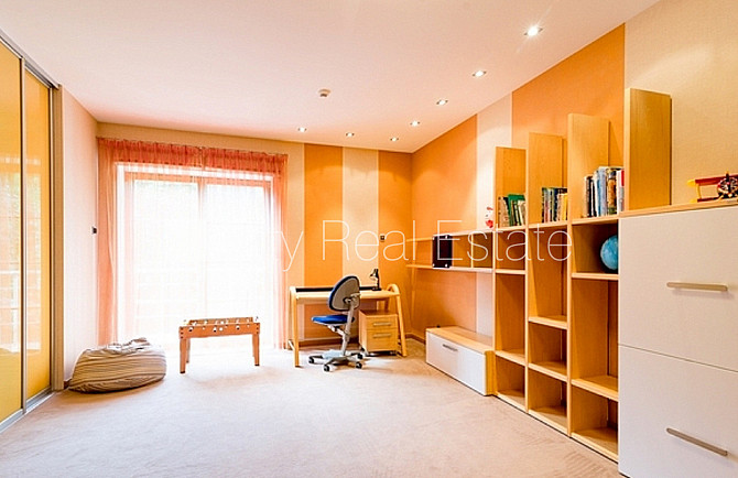 Частный дом, благоустроенная озеленённая территория 1527 м2, въездные ворота Юрмала - изображение 10