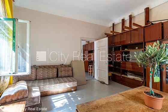 Здание во дворе, закрытая территория, территория обнесена железным забором, Рига